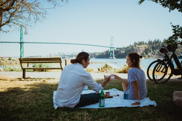 Couple having picnic in from of Lionsgate bridge